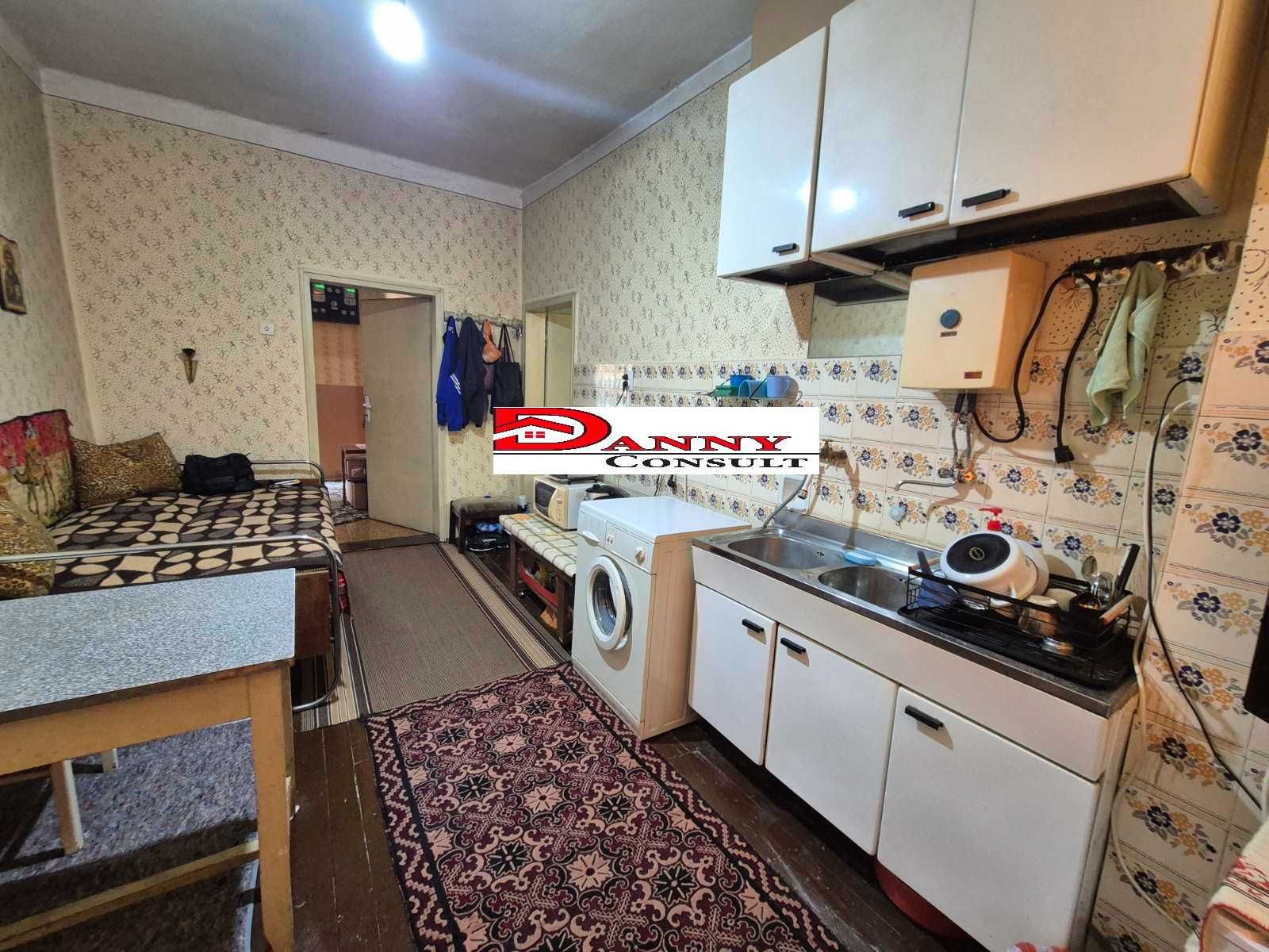 Две къщи в един двор, в центъра на гр. Плачковци