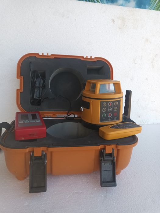 Nivel laser rotativ