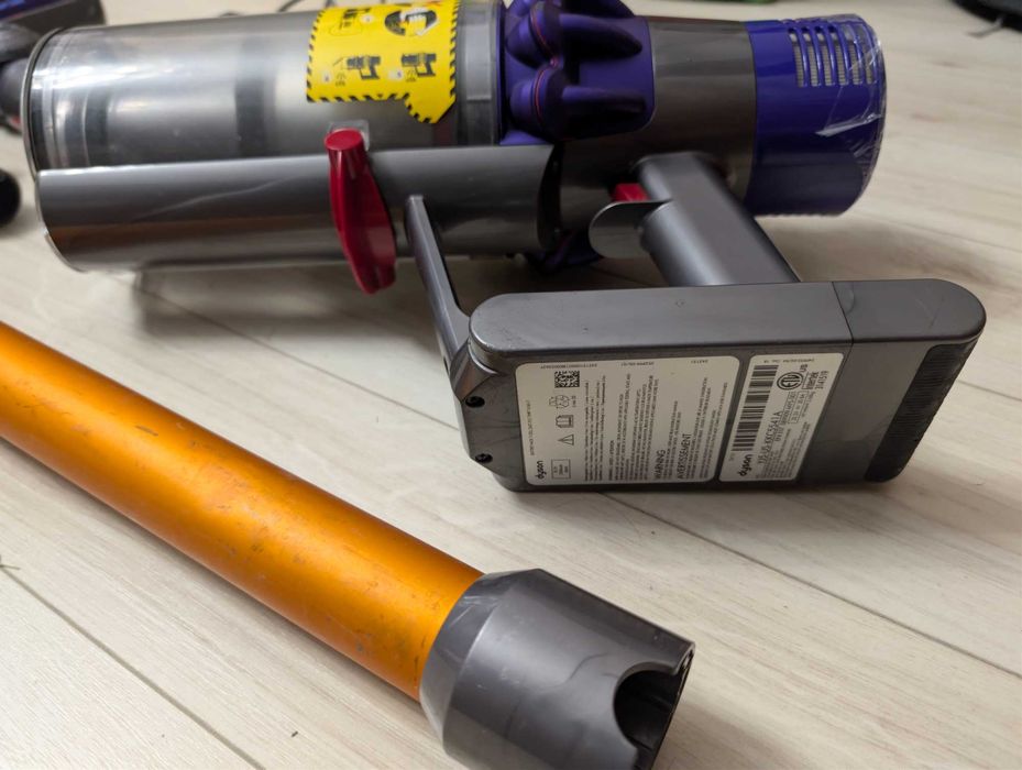 Dyson V10 aspirator si Dyson Outsize