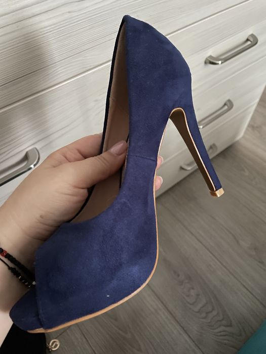 Pantofi bleumarin decupati marime 36