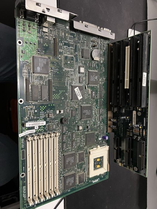 Componenta veche placa de baza socket 5 compaq defecta