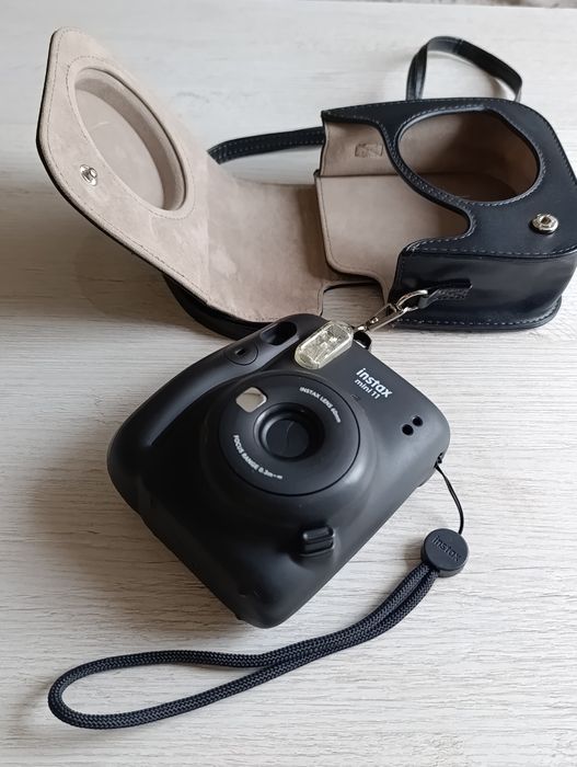 Продам instax mini 11 фотоаппарат моментальной печати