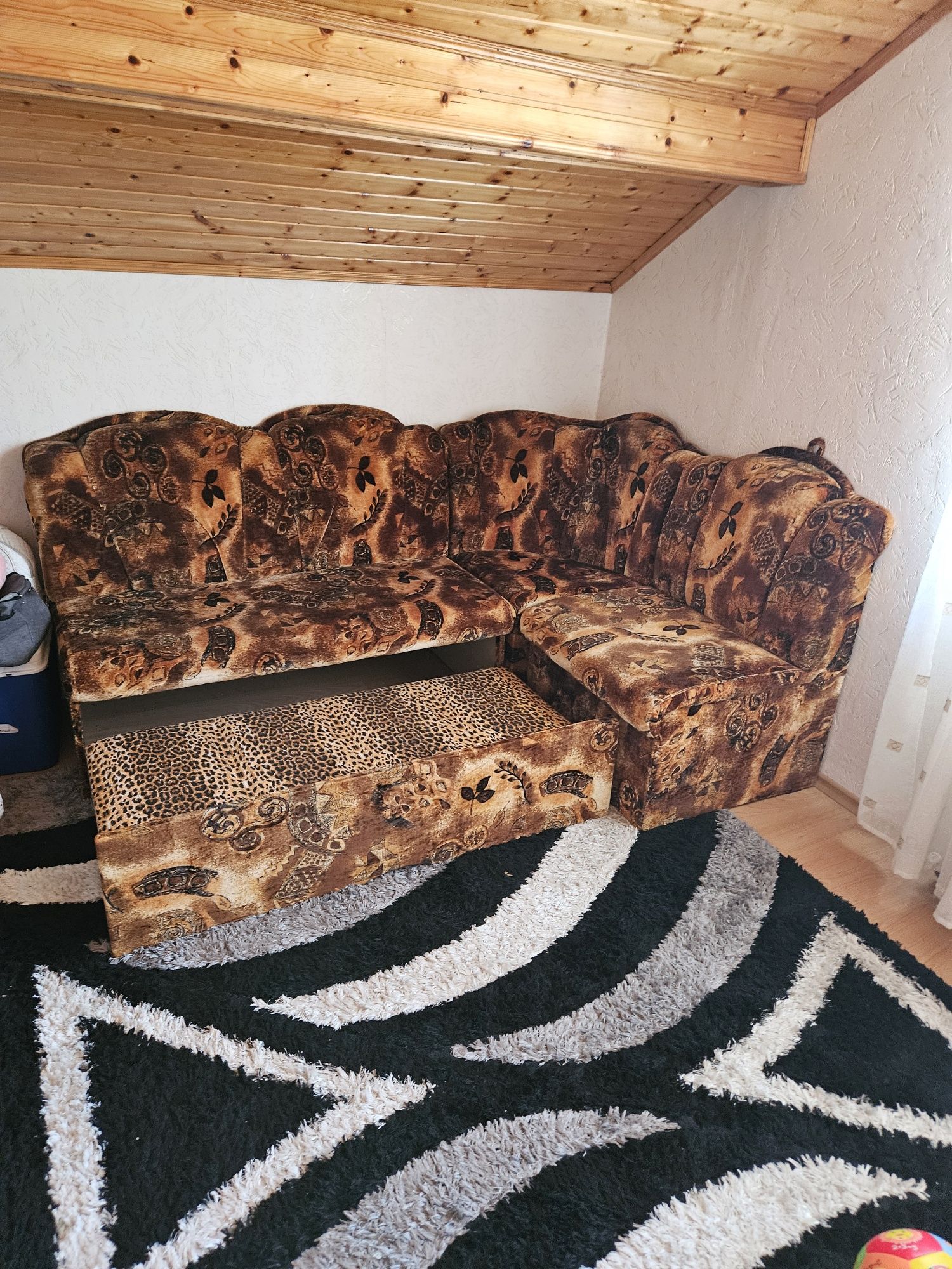 Кухненски ъглов диван с функция сън