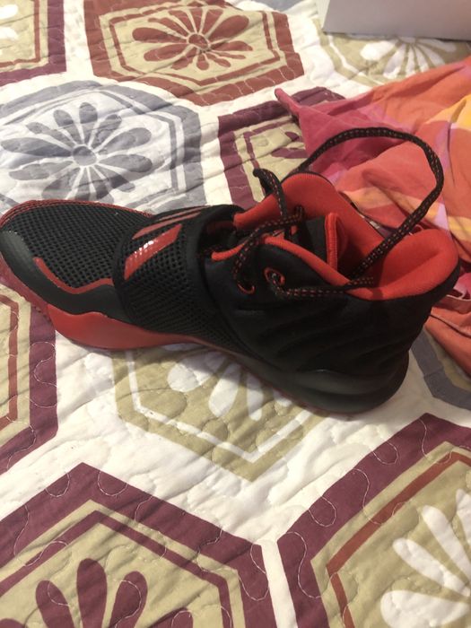 Doresc sa vand pantofi adidas nefolositi