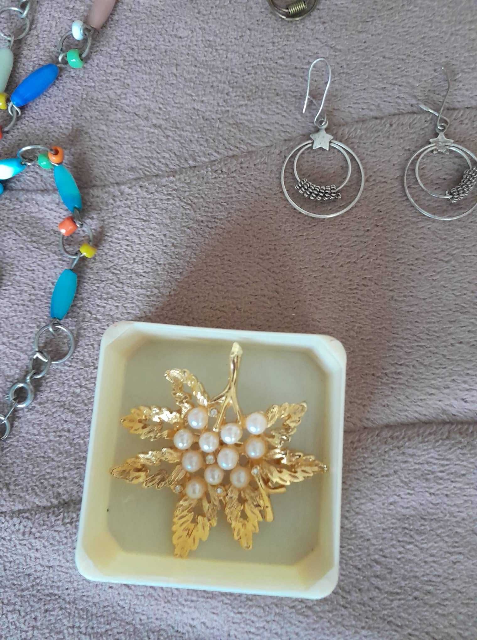 Дамски часовник,гривна,обици,гердан,брошка