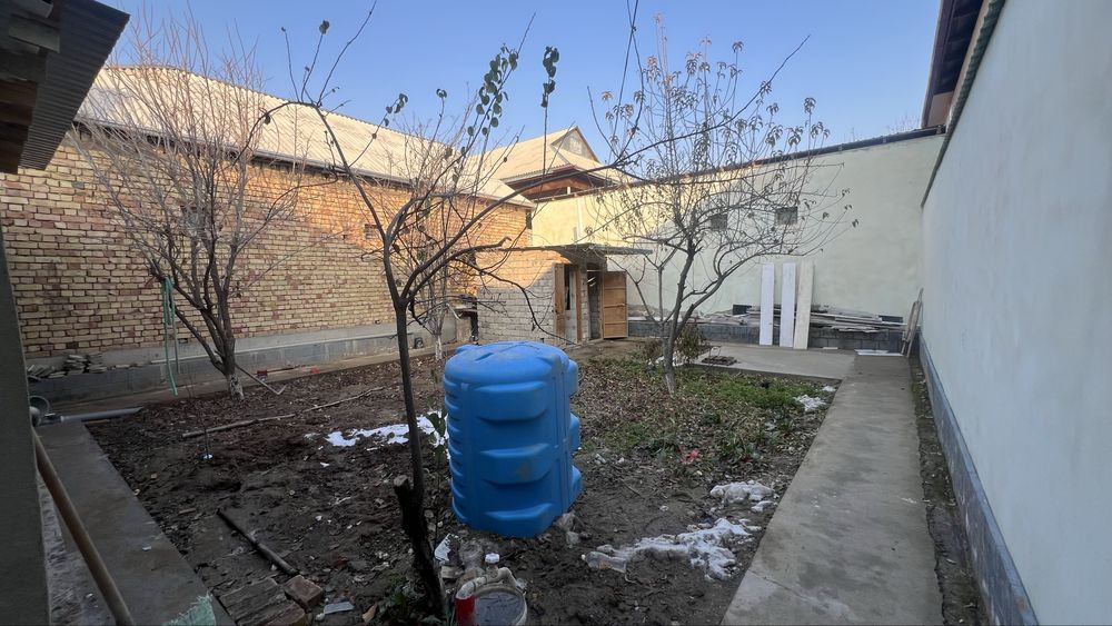 Уй сотилади. 9 соток 2 каватли.