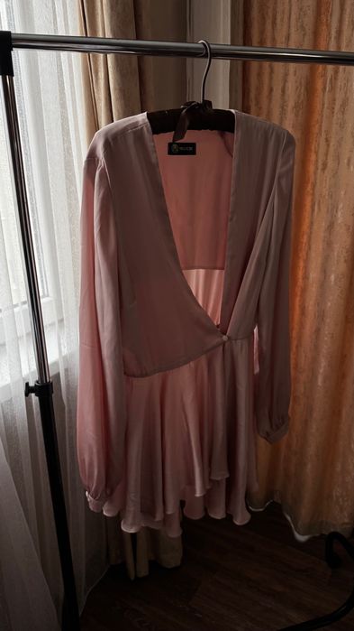 Сатенева рокля с пудра