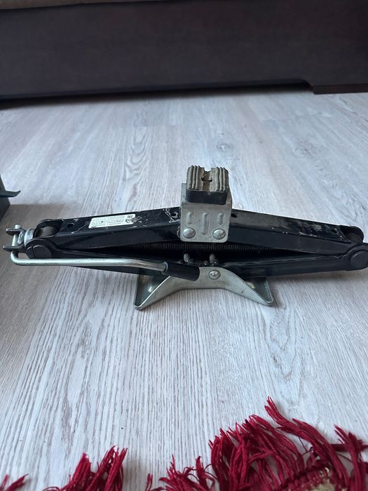 Домкрат для легковой машины