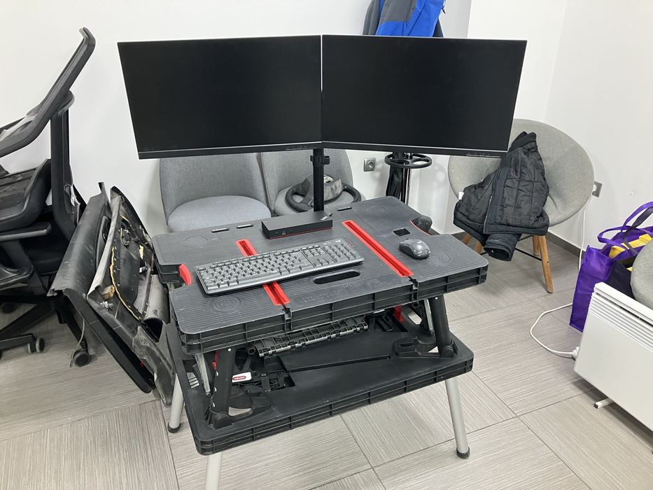 Продавам стойка с два монитора Lenovo 24” L24i-30