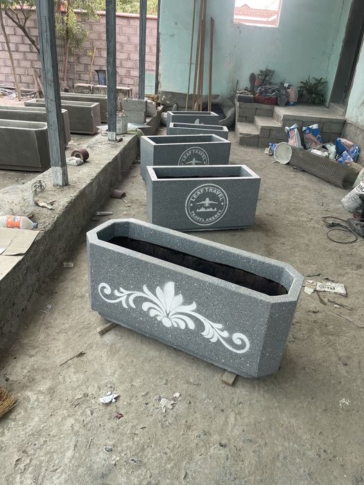 Sikameka va urnalar gul tuvaklar