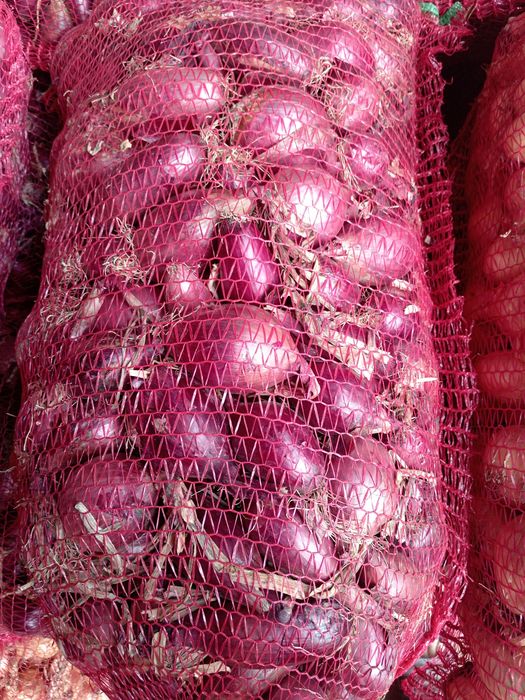 Vând ceapa roșie și alba