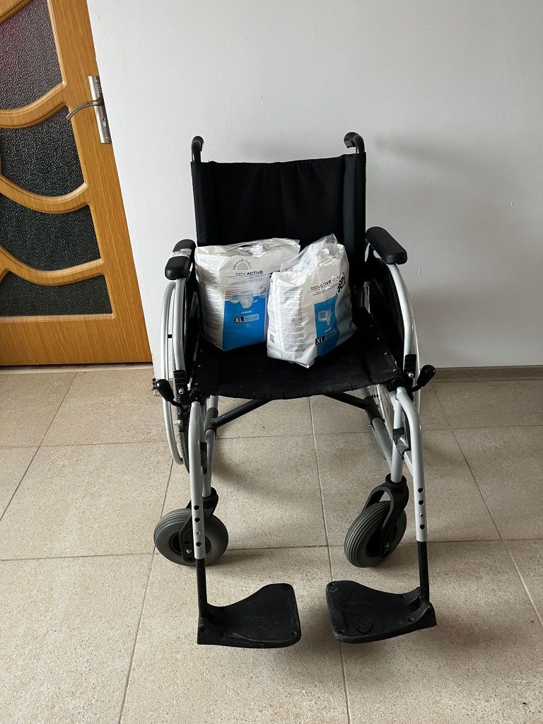 Cărucior cu rotile/fotoliu rulant pentru persoane cu handicap