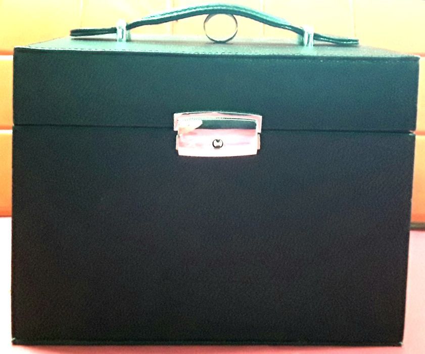 CASETĂ PENTRU BIJUTERII cu oglindă posibilitate încuiere NOUĂ 90 Lei