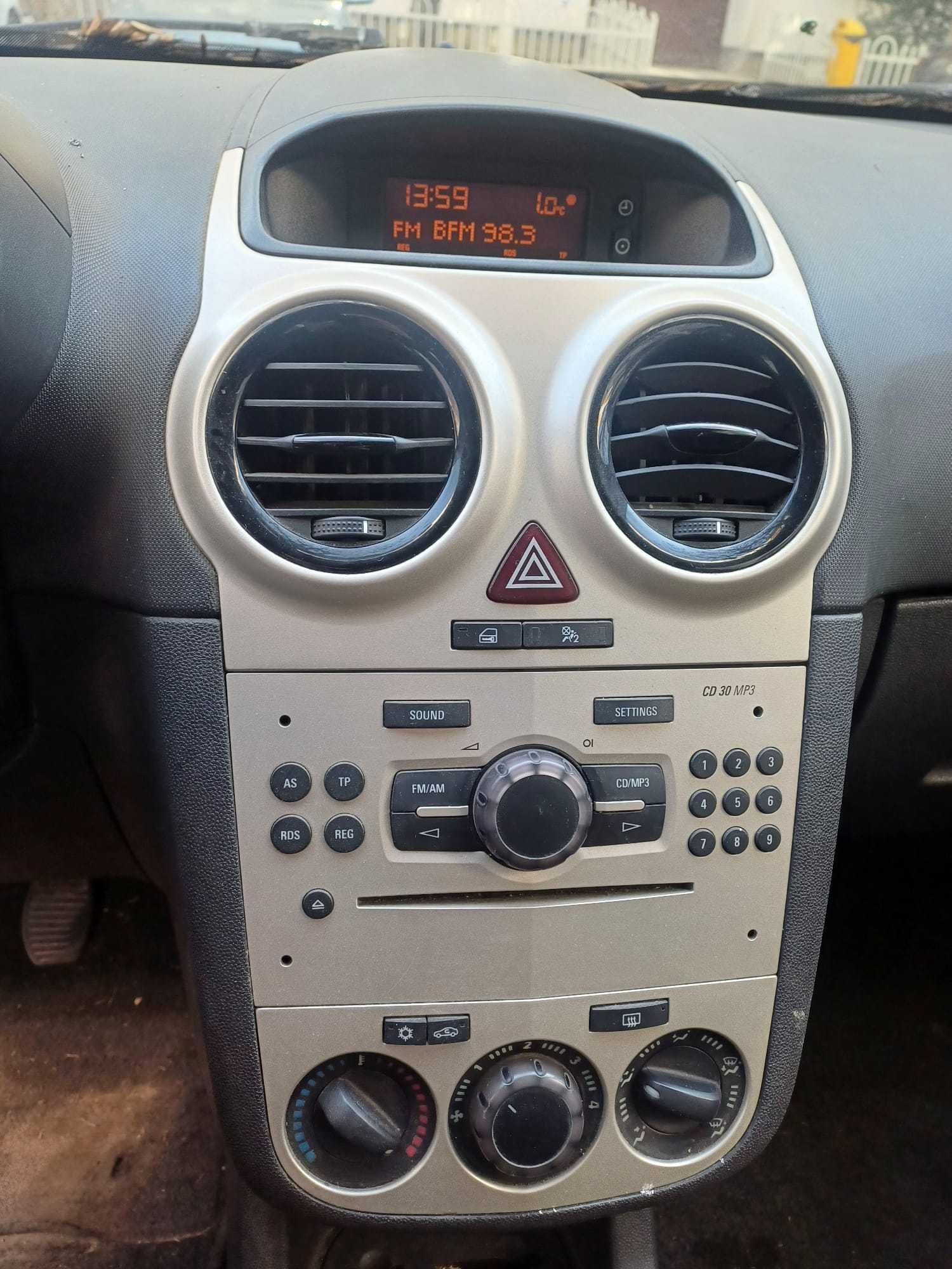 Vând Opel CORSA 1 l benzina an 2010