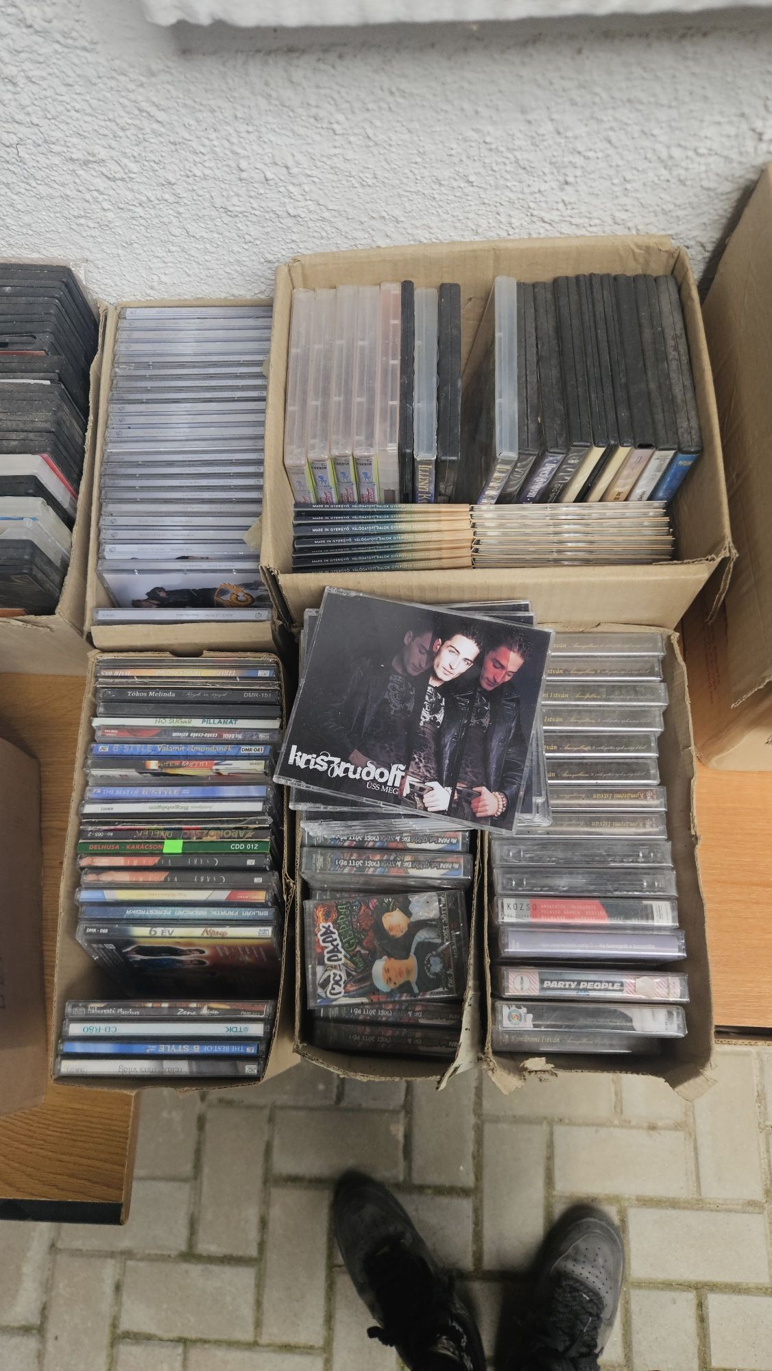 Colecție uriașă de CD-uri, casete și DVD-uri de vânzare