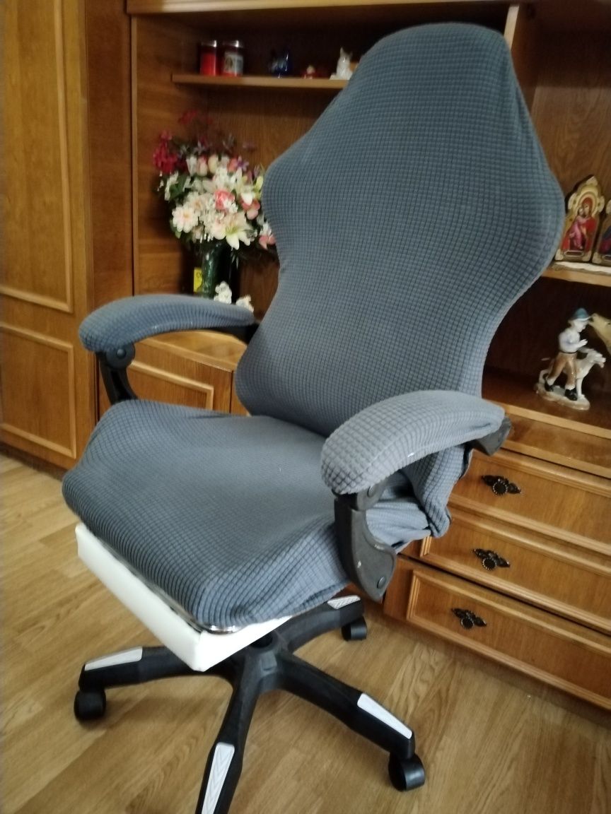 Vând scaun de birou neutilizat împreună cu husa de protecție.