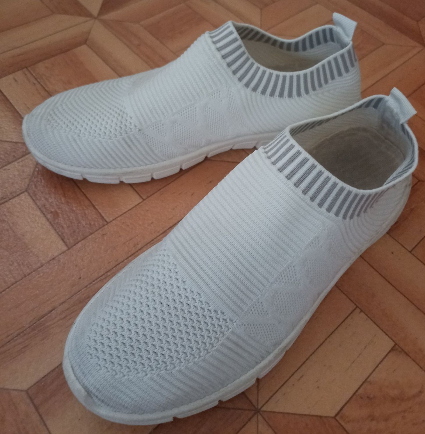 Слипоны, кроссовки женские