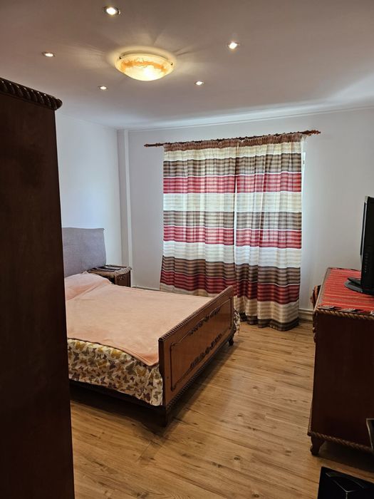 Inchiriez apartament cu 3 camere