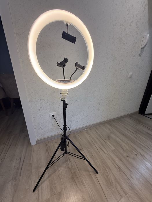 Продам кольцевую лампу на штативе