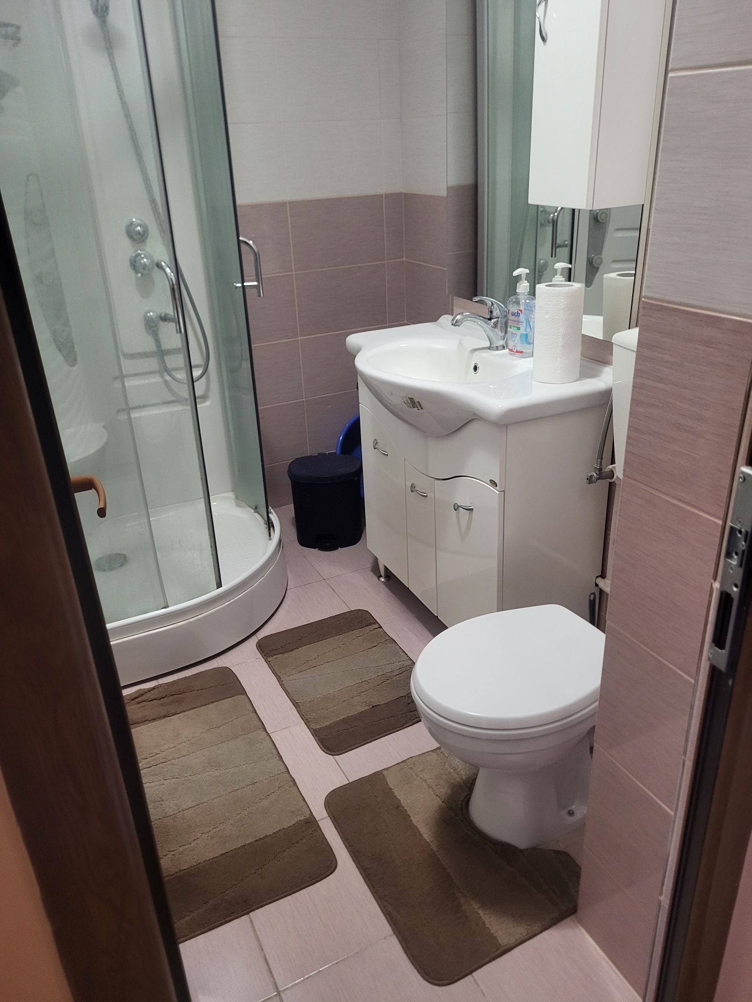 Inchiriez apartament ulacentral. 3 camere Bulevardul Inde