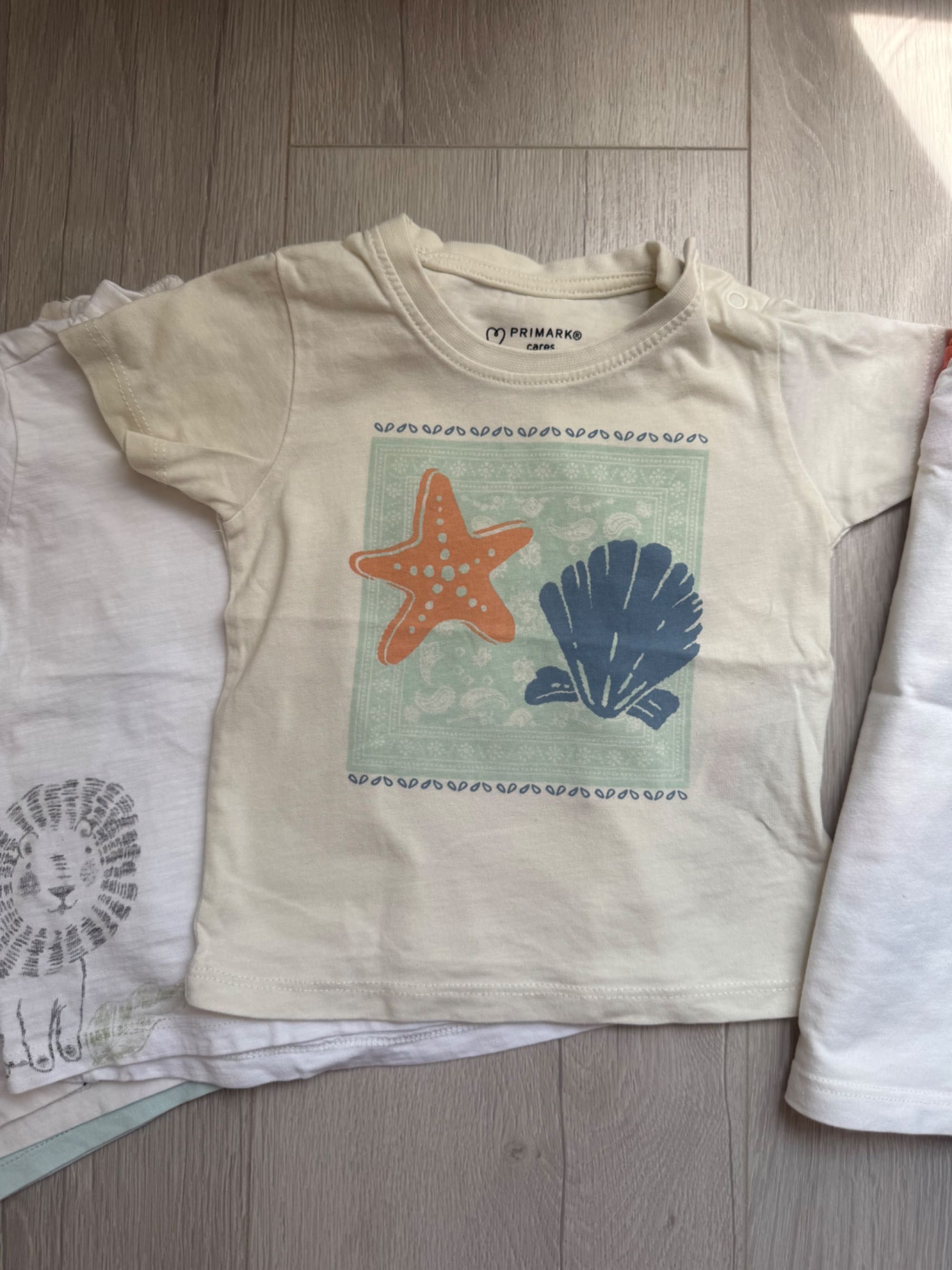 Сет от 5 броя тениски 3 са на марка Primark 2 са на НМ. Размер 6-9 м.