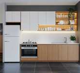 Bucătărie alb + stejar deschis, design linear minimalist
