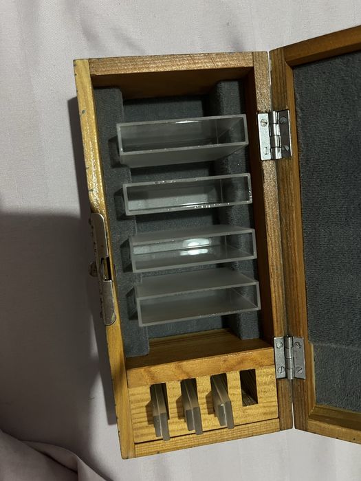 Set 7 cuvete din cuarț pentru laborator si cutia lor de depozitare