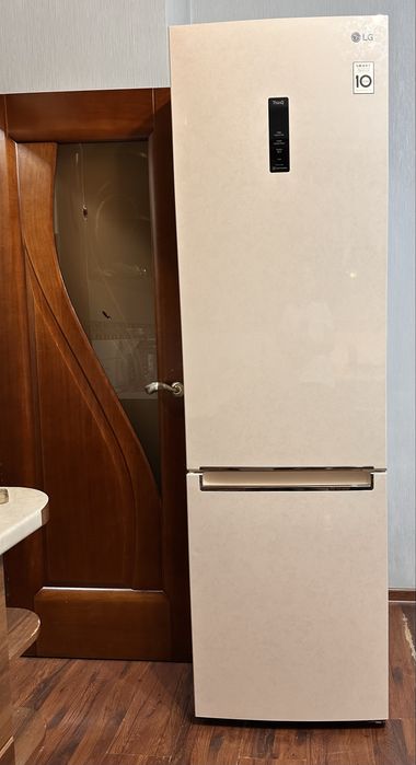 Продам хрлодильник LG высота 2 метра 30 см