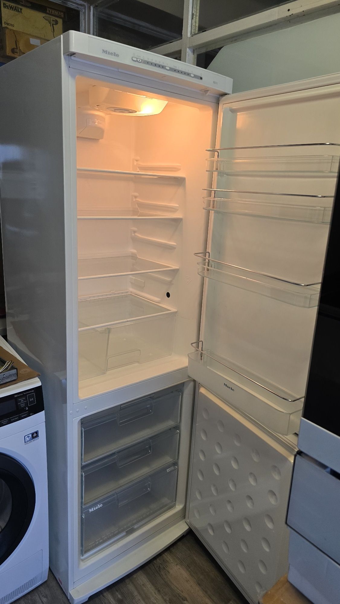 Хладилник с фризер Miele 180см