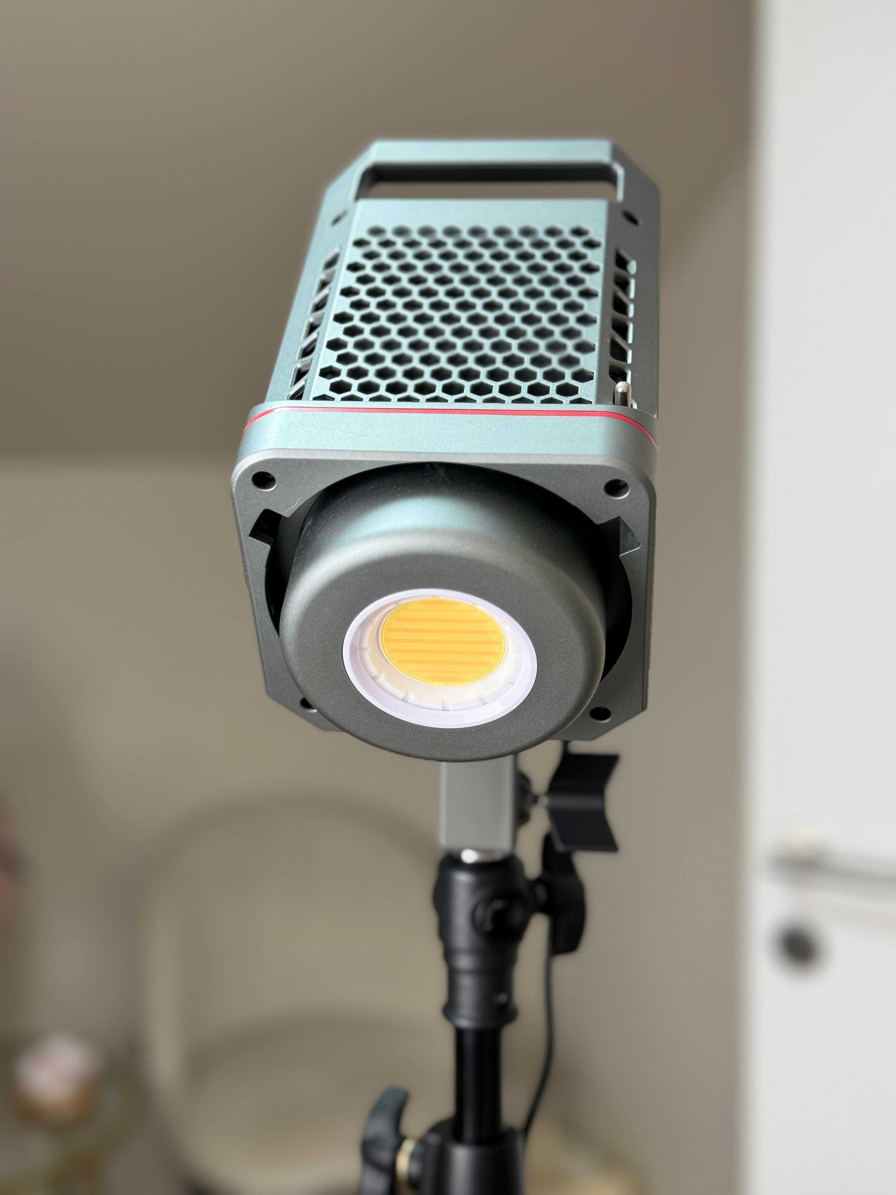 Amaran 200x Lampa Video LED Bi-color cu Bluetooth si reflector