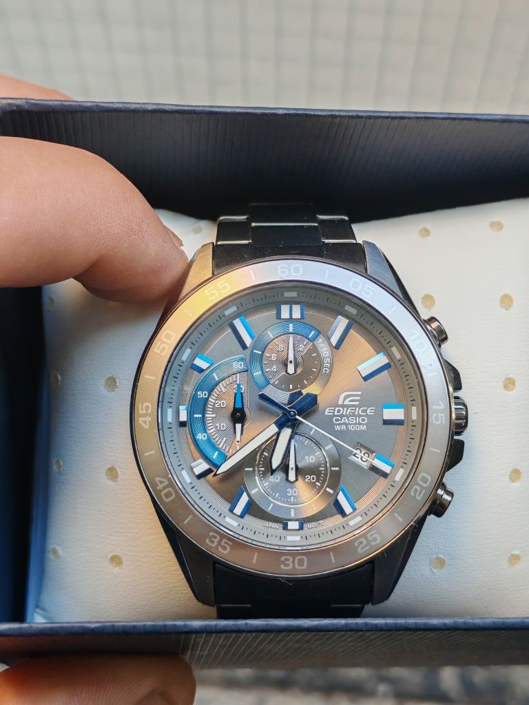 Часовникът Casio Edifice EFV-550GY-8AVUEF е водоустойчив до 10 бара. Н