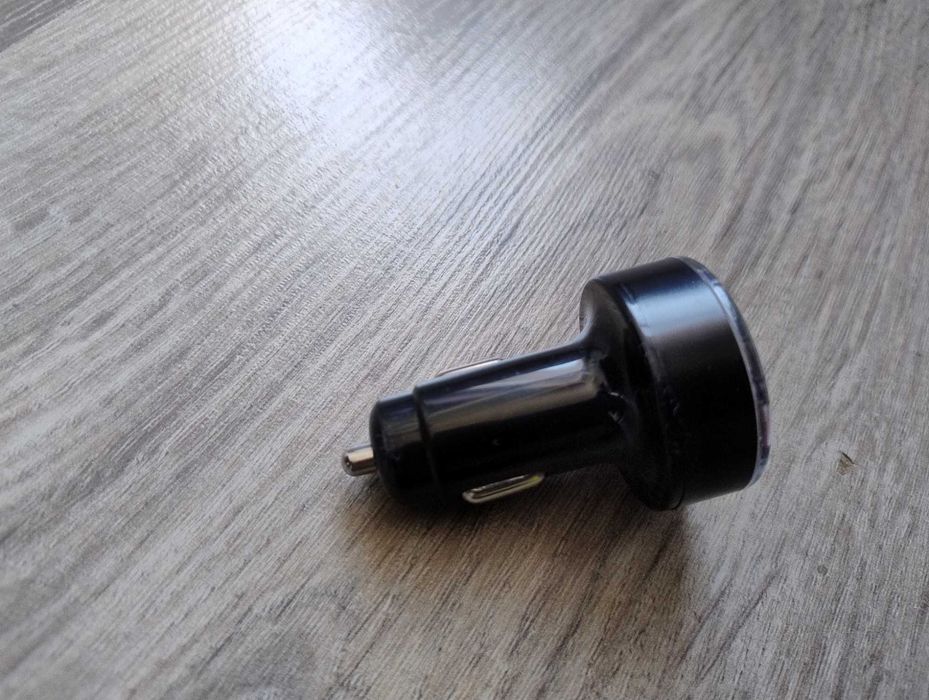 Автомобилно зарядно за телефон с волтметър за автомобили