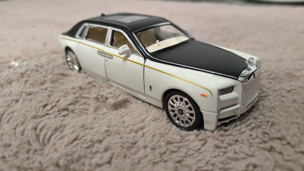 Macheta jucarie auto Rolls Royce Phantom, metalica, scara 1:24