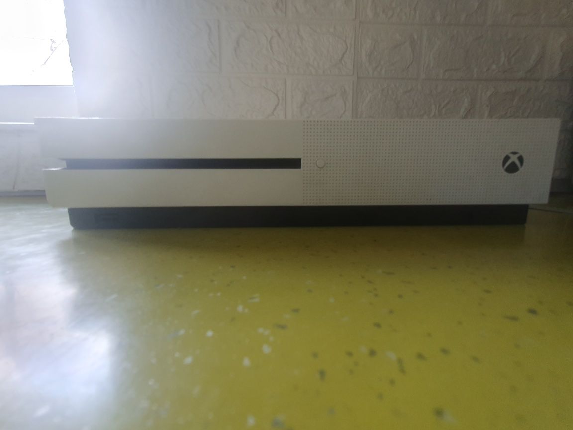 Vând / Schimb consola Xbox One S 1TB