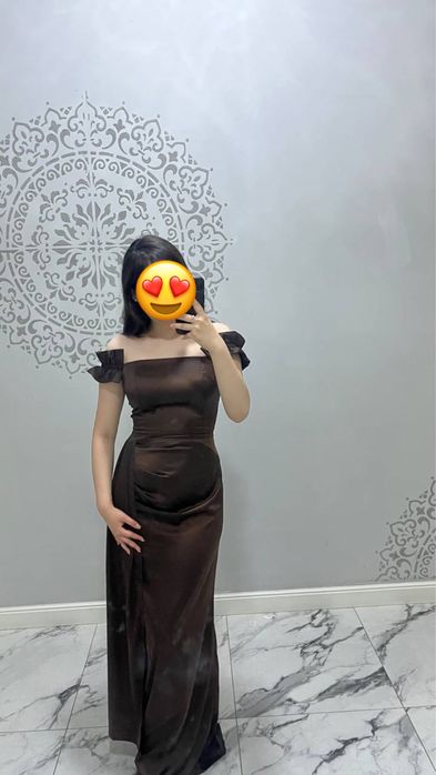 Коричневое атласное платье