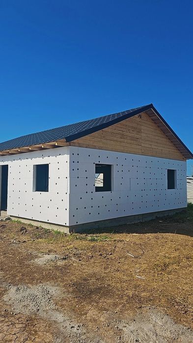 Case pe structura metalica invelite cu panouri sandwich