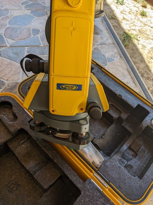 SPECTRA PRECISION DET-2 laser  complet 
Precizie de 2", cu rezoluție d