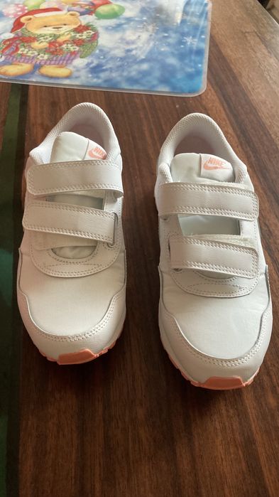 Nike - Спортни обувки Valiant с велкро и кожа, Мръснобял / Сребрист, 3