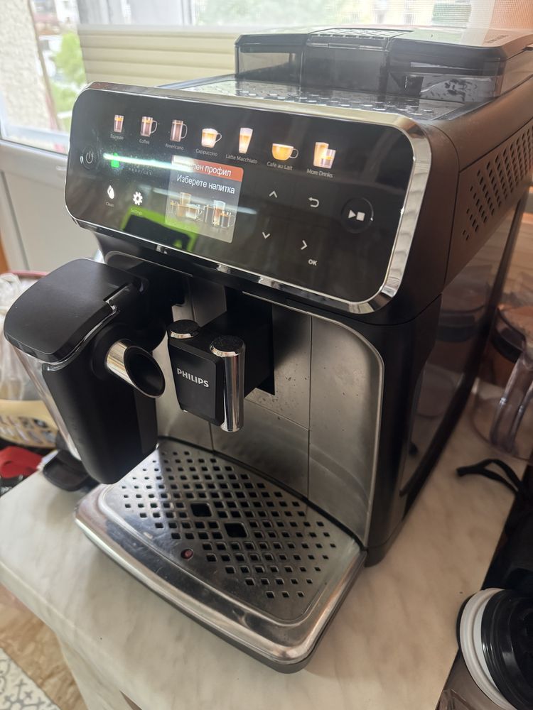 Продавам кафе автомат Филипс/PHILIPS 5400 LatteGo дванадесет напитки