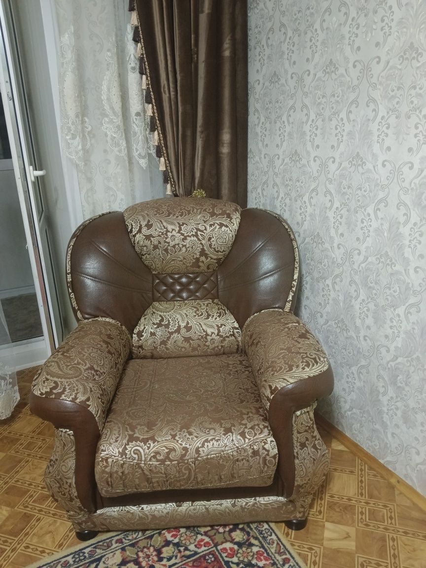 Продам диван и два кресла
