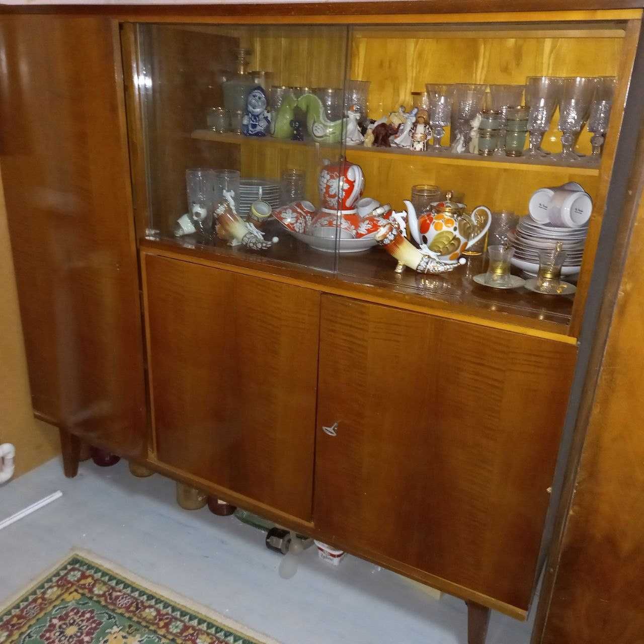 Продам сервант  старого образца, румынский 135 * 150 * 45 см