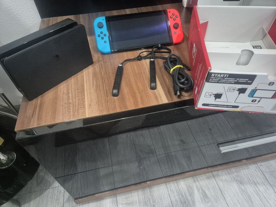 Vând Nintendo Switch  Oled