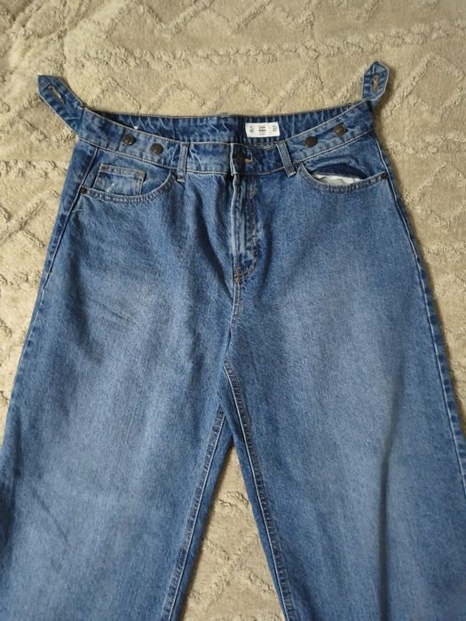 Blugi albaștri clasici, talie înaltă, model lejer, material rezistent,