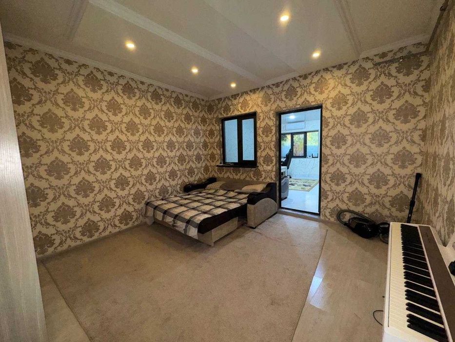 Продажа дома в городе, по выгодной цене, есть место для машины.