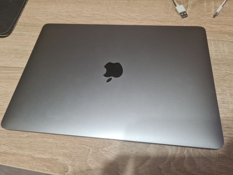MacBook Air 13" 2020 (M1, 8/256ГБ)