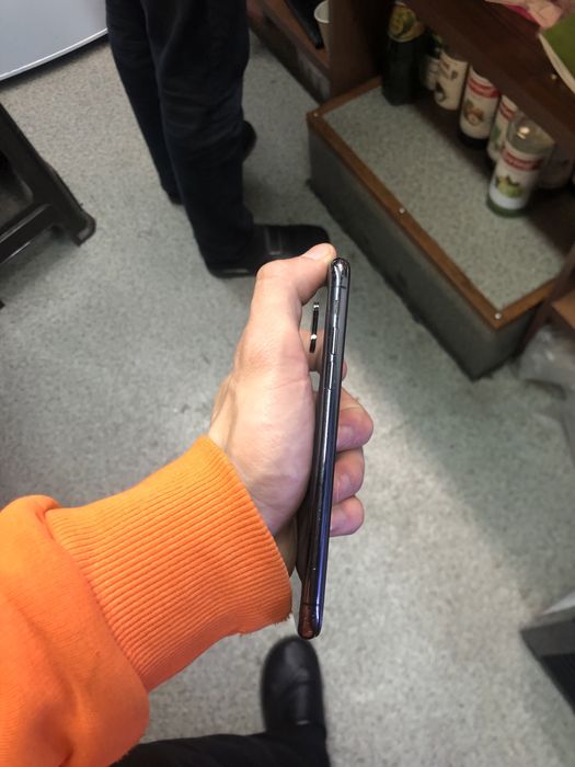 Iphone x srochna sotiladi