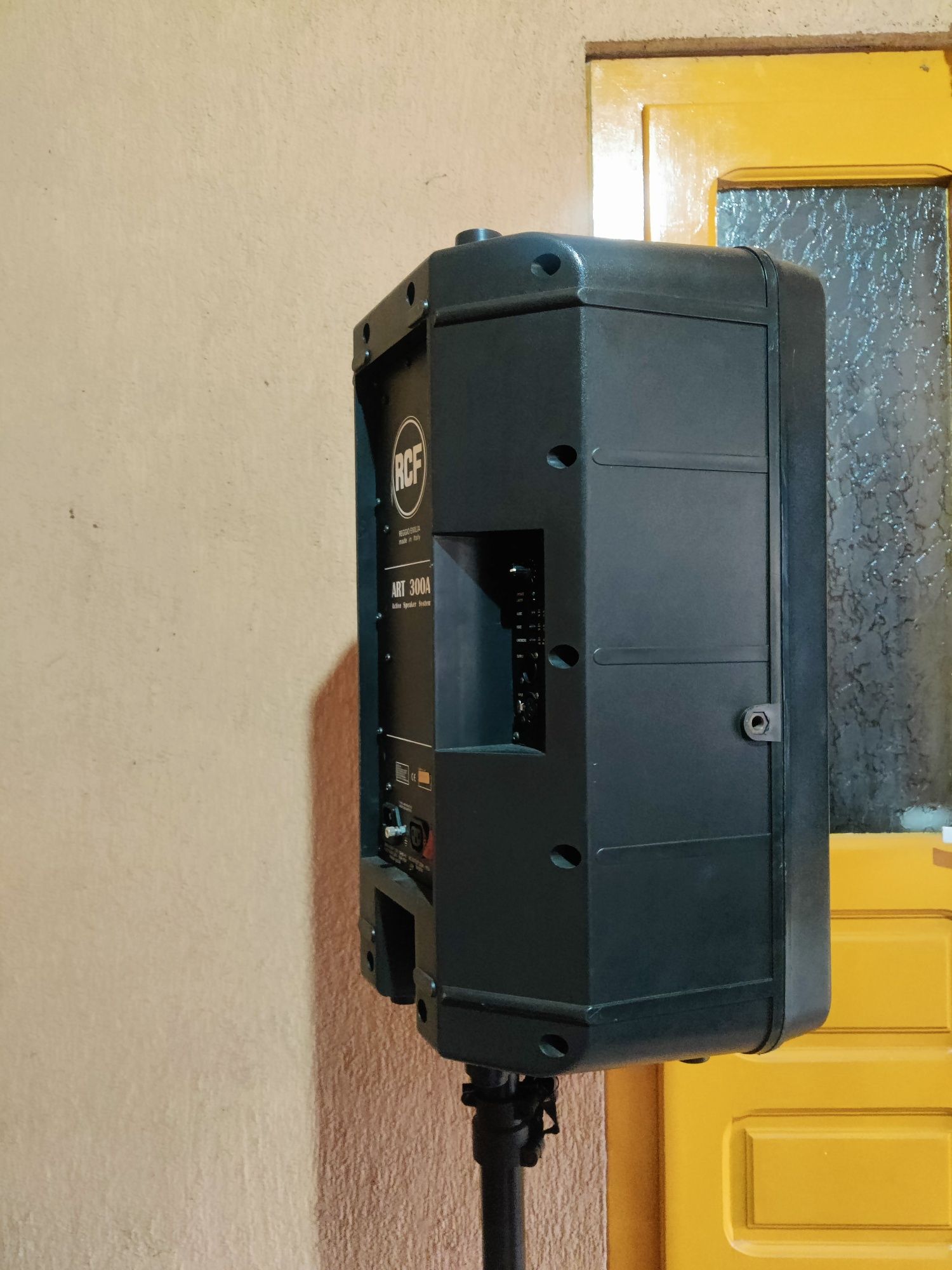 Vând boxe active RCF ART 300 A 400 W