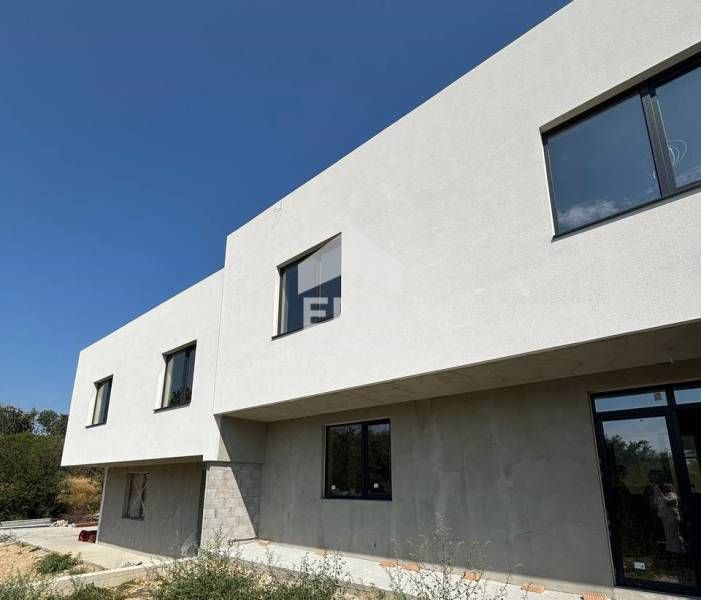 Двуетажна къща (таунхаус) за продажба на етап АКТ 14 с добър асфалтов