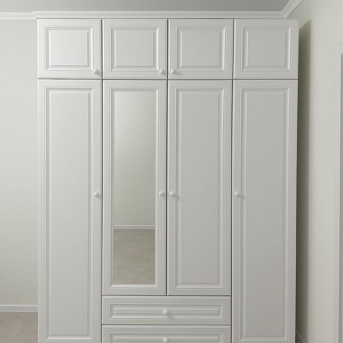 Шкаф белого цвета 2,4 × 1,6 м (б/у, в хорошем состоянии)