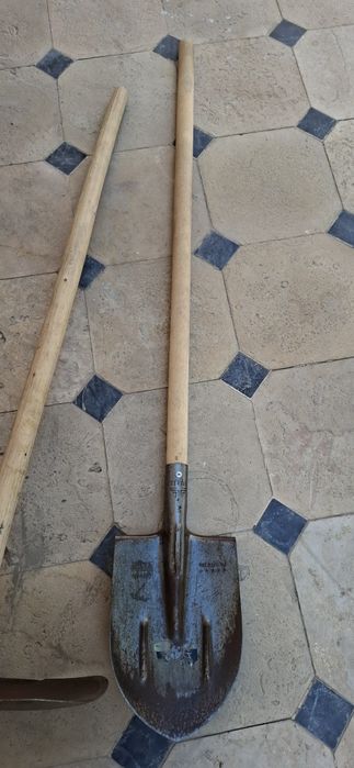 Срочно и дёшево продаётся лопата и китмен